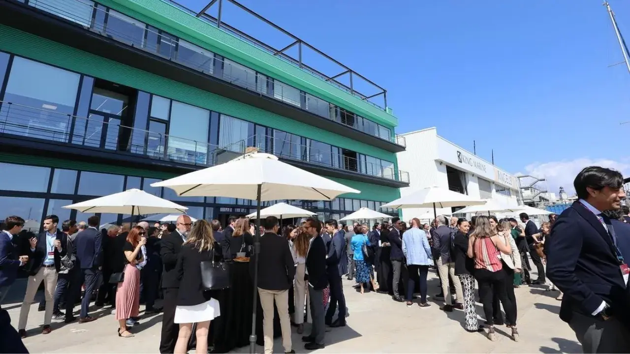 Mostrador de registro en un evento con personal atendiendo a los asistentes.